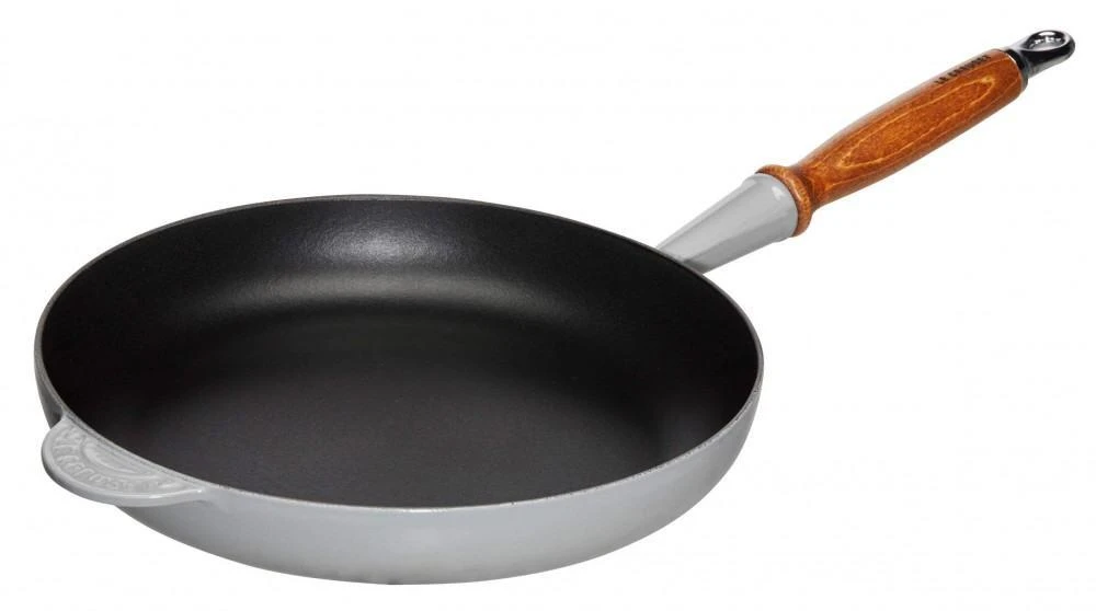 Le Creuset Bratpfanne Aus Gusseisen Mit Holzgriff In Perlgrau 1 Le Creuset Bratpfanne Aus Gusseisen Mit Holzgriff In Perlgrau