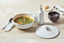 Le Creuset La Marmite Signature In Olive, 28 Cm 9 Le Creuset La Marmite Signature In Olive, 28 Cm -Le Creuset-Shop 210112 LeCreuset OliveBranchSoupPot RET No Artichaut