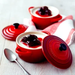 Le Creuset - 4er Set Mini-Cocotte - Kirschrot 13 Le Creuset - 4er Set Mini-Cocotte - Kirschrot -Le Creuset-Shop 32309 Mini Cocotte Geschenkset 7