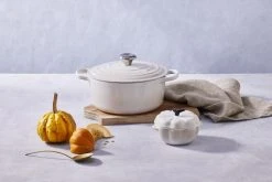 Le Creuset Kürbisförmchen Mit Deckel In Meringue -Le Creuset-Shop 61802357160003 21177247164430 LS00001