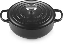 Le Creuset Sauteuse Signature Aus Gusseisen In Schwarz 5 Le Creuset Sauteuse Signature Aus Gusseisen In Schwarz -Le Creuset-Shop LC 20200720 HL PS OS 21198240000430 002