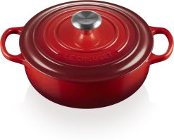 Le Creuset Sauteuse Signature Aus Gusseisen In Kirschrot