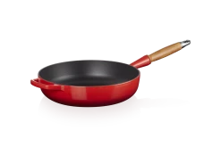 Le Creuset Sautépfanne Signature Aus Gusseisen Mit Holzgriff In Kirschrot -Le Creuset-Shop LC 20210721 HL PS OS 20259280600422 001