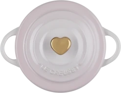 Le Creuset Mini Cocotte Mit Herzknopf In Shell Pink 9 Le Creuset Mini Cocotte Mit Herzknopf In Shell Pink -Le Creuset-Shop LC 20210816 ZS PS NS 81901107770303 004