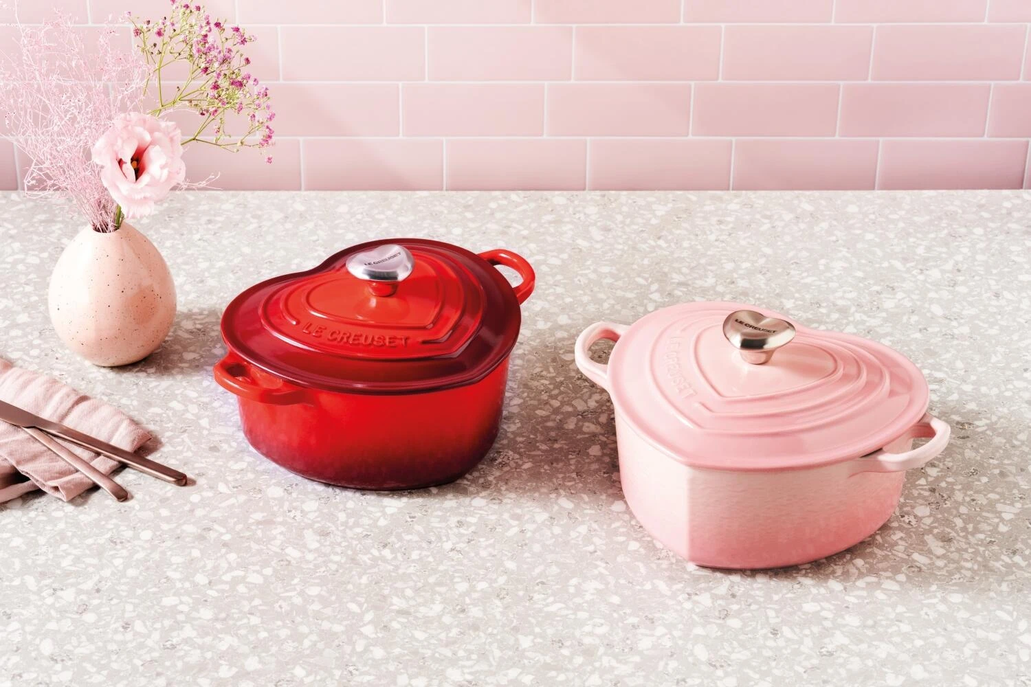 Le Creuset Herzbräter Aus Gusseisen Mit Herzgriff In Shell Pink 2 Le Creuset Herzbräter Aus Gusseisen Mit Herzgriff In Shell Pink – Bild 2