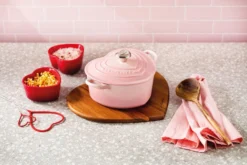 Le Creuset Herzbräter Aus Gusseisen Mit Herzgriff In Shell Pink 12 Le Creuset Herzbräter Aus Gusseisen Mit Herzgriff In Shell Pink -Le Creuset-Shop LC 20221024 DE LS YC HEARTSCOLL2023 005 1