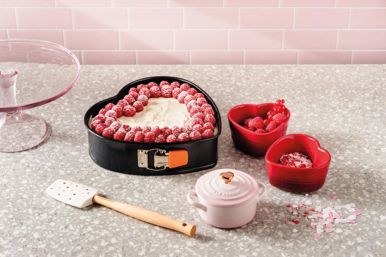Le Creuset Mini Cocotte Mit Herzknopf In Shell Pink 5 Le Creuset Mini Cocotte Mit Herzknopf In Shell Pink – Bild 5