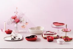 Le Creuset Servierplatte In Herzform In Meringue -Le Creuset-Shop LC 20221024 DE LS YC HEARTSCOLL2023 009 1 3