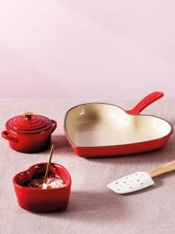 Le Creuset Mini Cocotte Mit Herzknopf In Kirschrot -Le Creuset-Shop LC 20221024 DE LS YC HEARTSCOLL2023 010