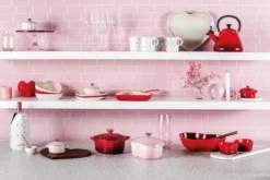 Le Creuset Servierplatte In Herzform In Kirschrot -Le Creuset-Shop LC 20221024 DE LS YC HEARTSCOLL2023 013 1 2