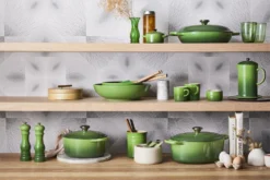 Le Creuset Familientopf La Marmite SIGNATURE In Bamboo Green 6 Le Creuset Familientopf La Marmite SIGNATURE In Bamboo Green -Le Creuset-Shop LECREUSET 0040 1