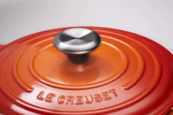Le Creuset Bräter Signature Rund In Ofenrot -Le Creuset-Shop Le Creuset Runder Braeter Signature ofenrot Topf Deckel Stimmung 2 l