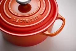 Le Creuset Bräter Signature Rund In Ofenrot -Le Creuset-Shop Le Creuset Runder Braeter Signature ofenrot Topf Griff Stimmung l