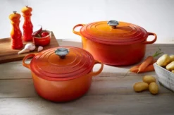 Le Creuset Bräter Signature Rund In Ofenrot -Le Creuset-Shop Le Creuset Runder und Ovaler Braeter Signature ofenrot Stimmung l
