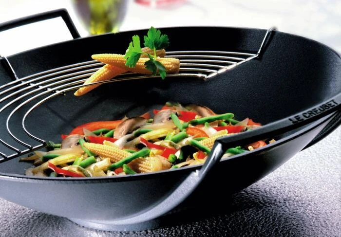 Le Creuset Wok Aus Gusseisen Mit Glasdeckel In Kirschrot, 36 Cm 2 Le Creuset Wok Aus Gusseisen Mit Glasdeckel In Kirschrot, 36 Cm – Bild 2