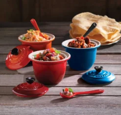 Le Creuset Serviertopf Mini In Ofenrot -Le Creuset-Shop Mini Serviertopf Stimmung l 1