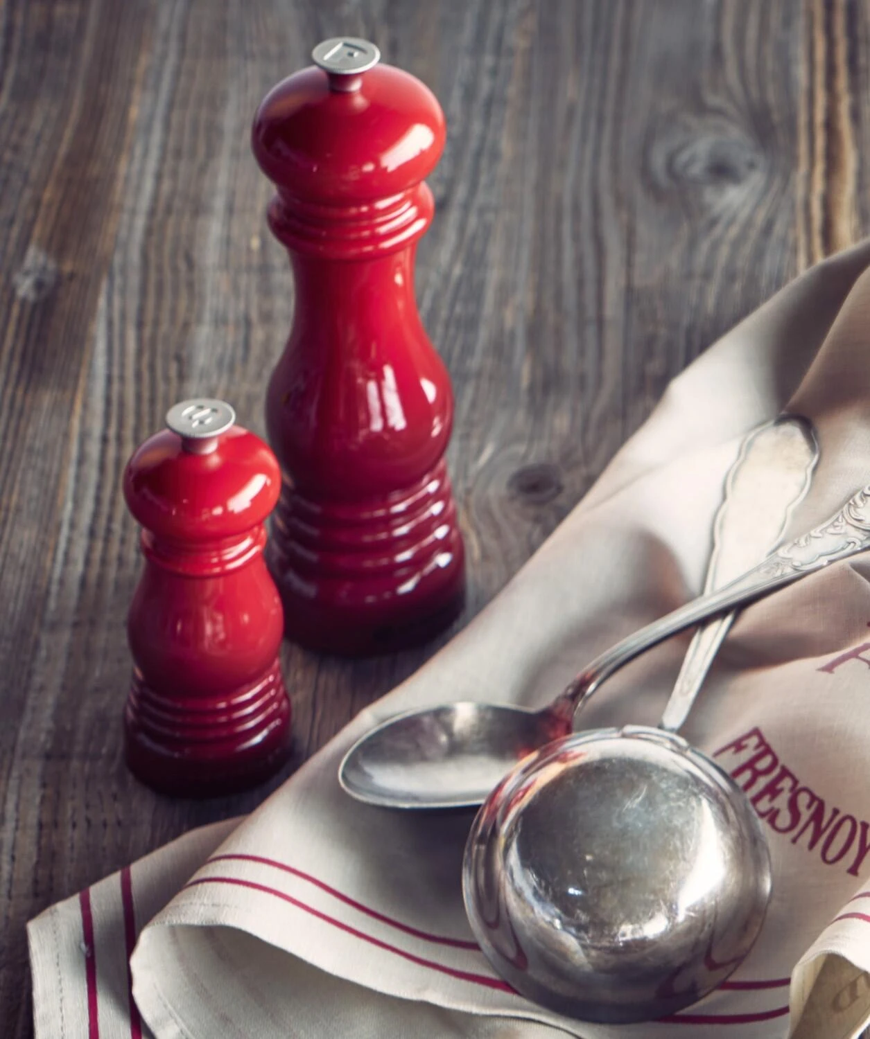 Le Creuset Salzmühle In Kirschrot 2 Le Creuset Salzmühle In Kirschrot – Bild 2