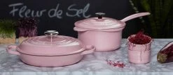Le Creuset Gourmet-Profitopf Signature In Shell Pink 7 Le Creuset Gourmet-Profitopf Signature In Shell Pink -Le Creuset-Shop Uebersicht Chiffon Pink Stimmungsbild 02 neu 2 l