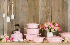 Le Creuset Gourmet-Profitopf Signature In Shell Pink 8 Le Creuset Gourmet-Profitopf Signature In Shell Pink -Le Creuset-Shop Uebersicht Chiffon Pink Stimmungsbild 04 neu 2 l