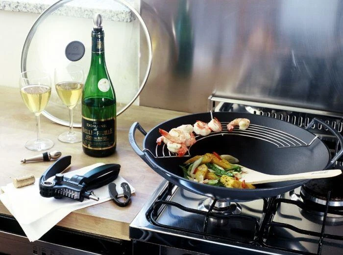 Le Creuset Wok Aus Gusseisen Mit Glasdeckel In Kirschrot, 36 Cm 3 Le Creuset Wok Aus Gusseisen Mit Glasdeckel In Kirschrot, 36 Cm – Bild 3